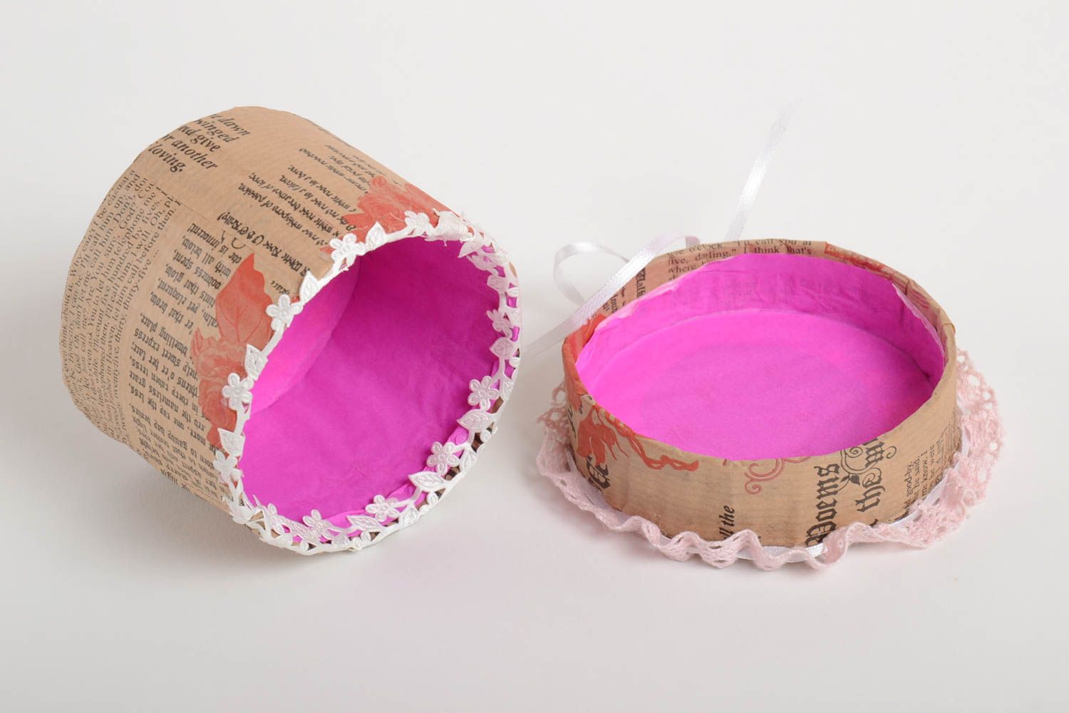 Confezione regalo di cartone fatta a mano decorata con merletto e nastro foto 3