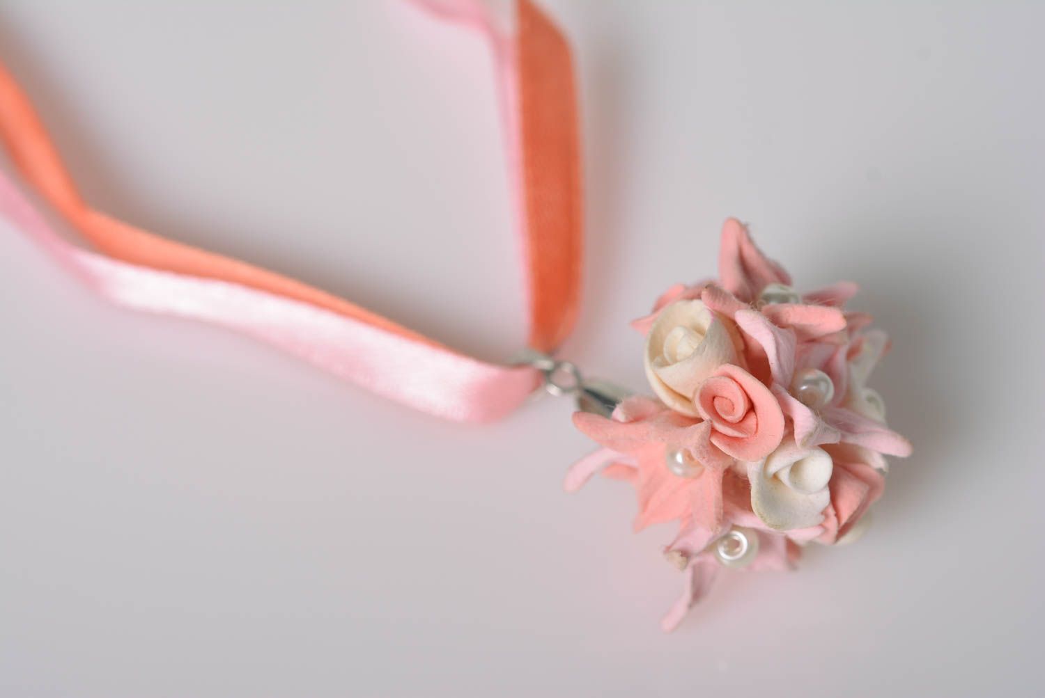Pendentif bouquet de fleurs en pâte polymère rose sur rubans fait main photo 5