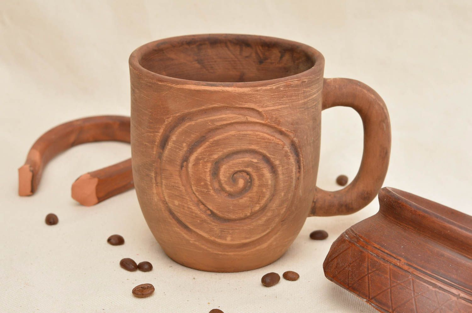 Глиняная чашка небольшая коричневая красивая с узорами удобная ручной работы фото 1