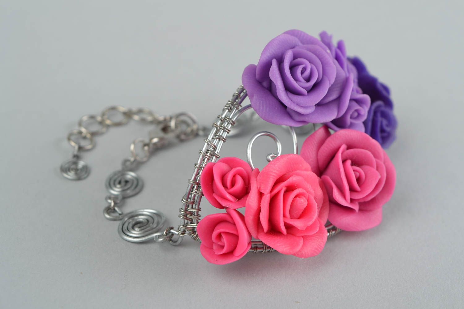 Violet and pink roses cuff bracelet with a metal string base photo 5