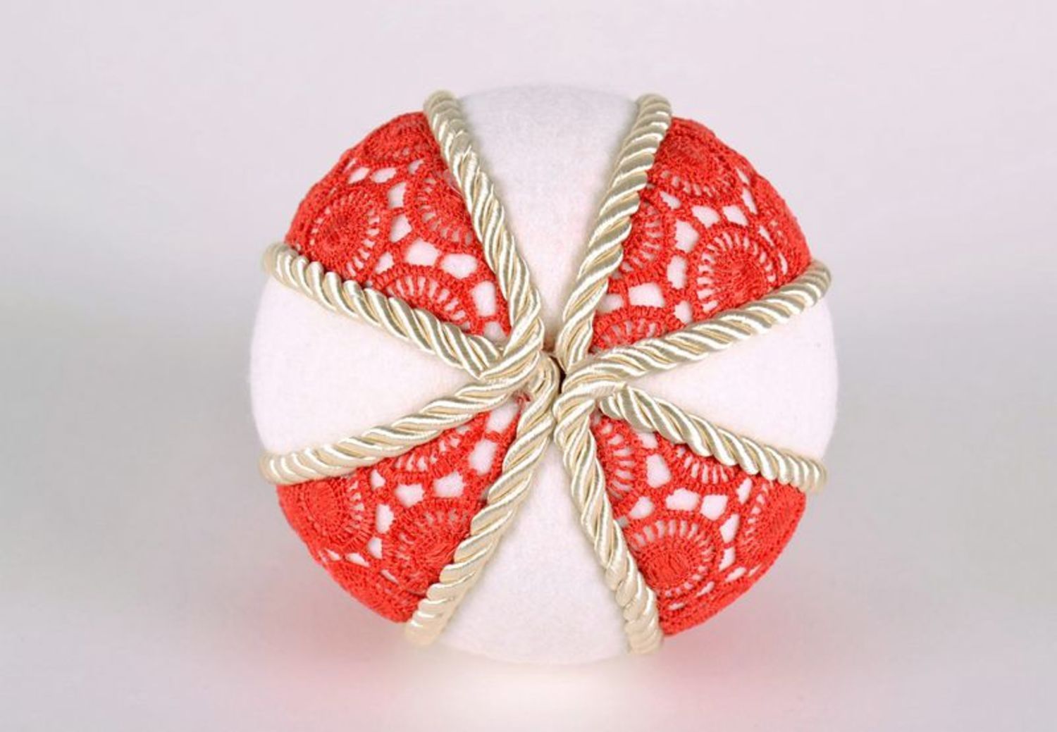 Elemento de decoración de Año Nuevo, adorno del árbol de Navidad, bola roja con blanco foto 3