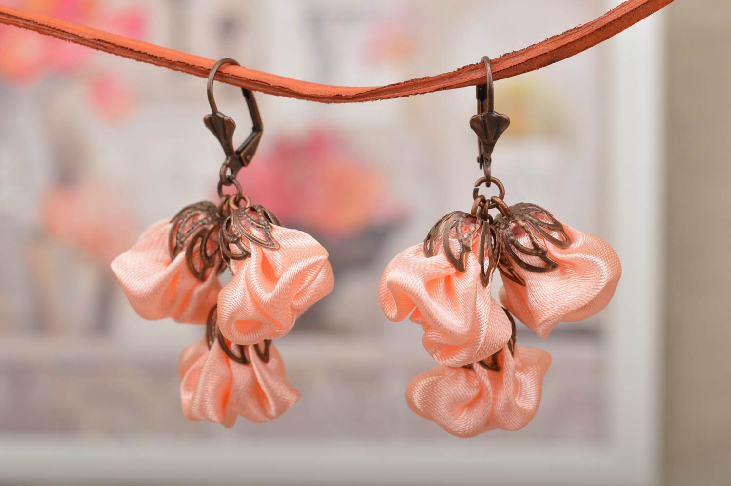 Серьги с цветами персиковые красивые с подвесками атласные ручной работы фото 1