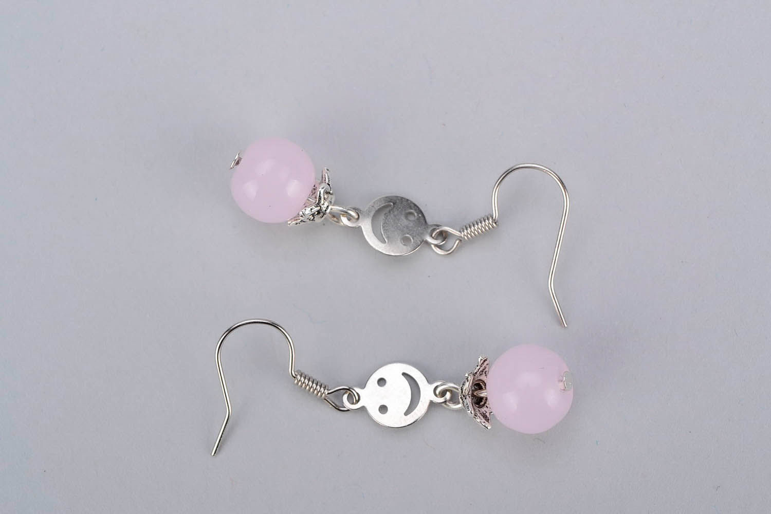 Boucles d'oreilles avec quartz rose Boules avec sourires photo 4