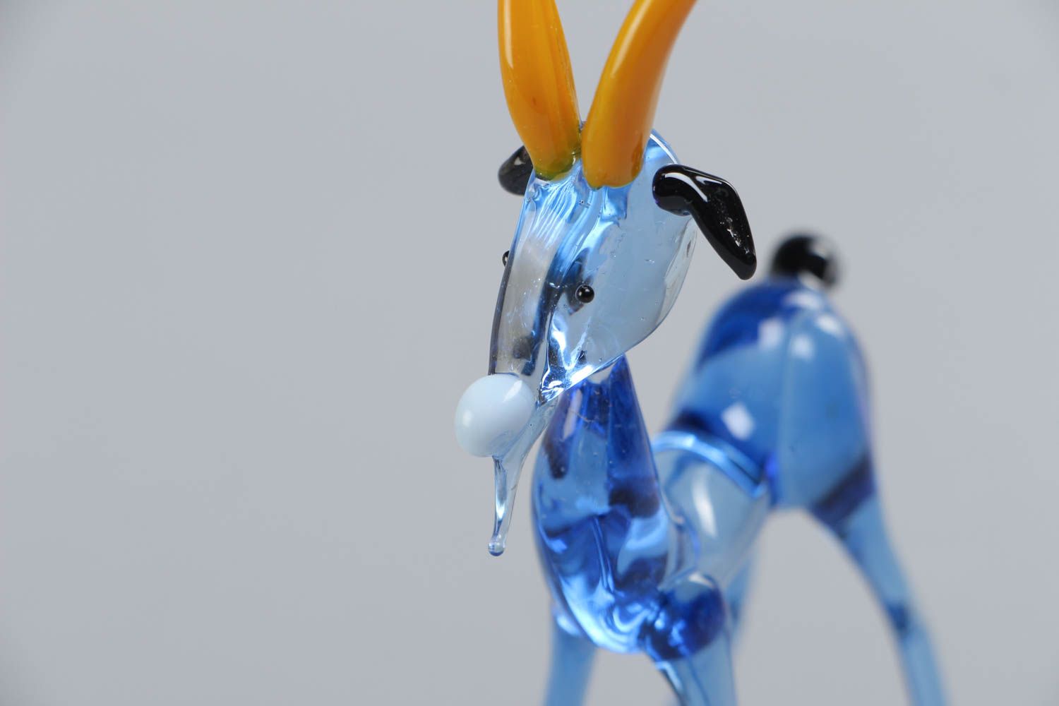 Figurine en verre coloré faite main bouc bleu avec cornes jaunes décoration photo 3