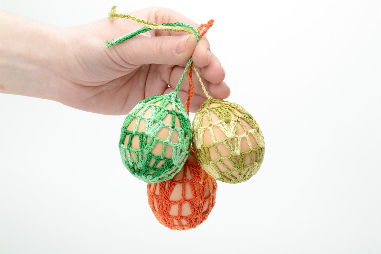 Пасхальные яйца декоративные набор из трех штук в ажурных чехольчиках фото 2