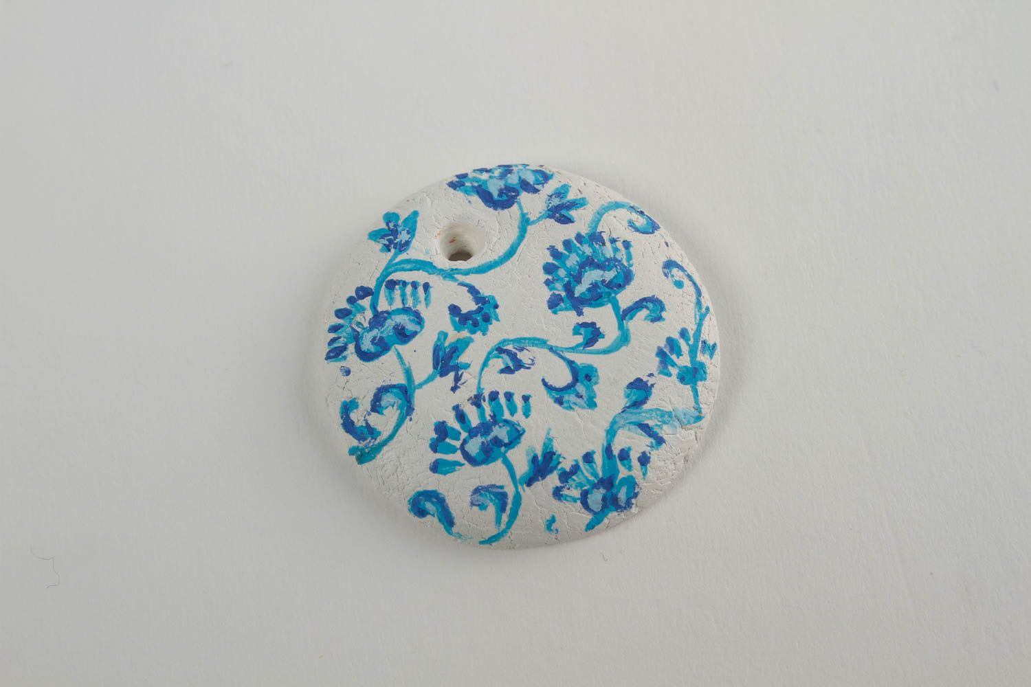 Pendentif blanc à motif bleu Bijou fait main en pâte polymère Cadeau femme photo 4