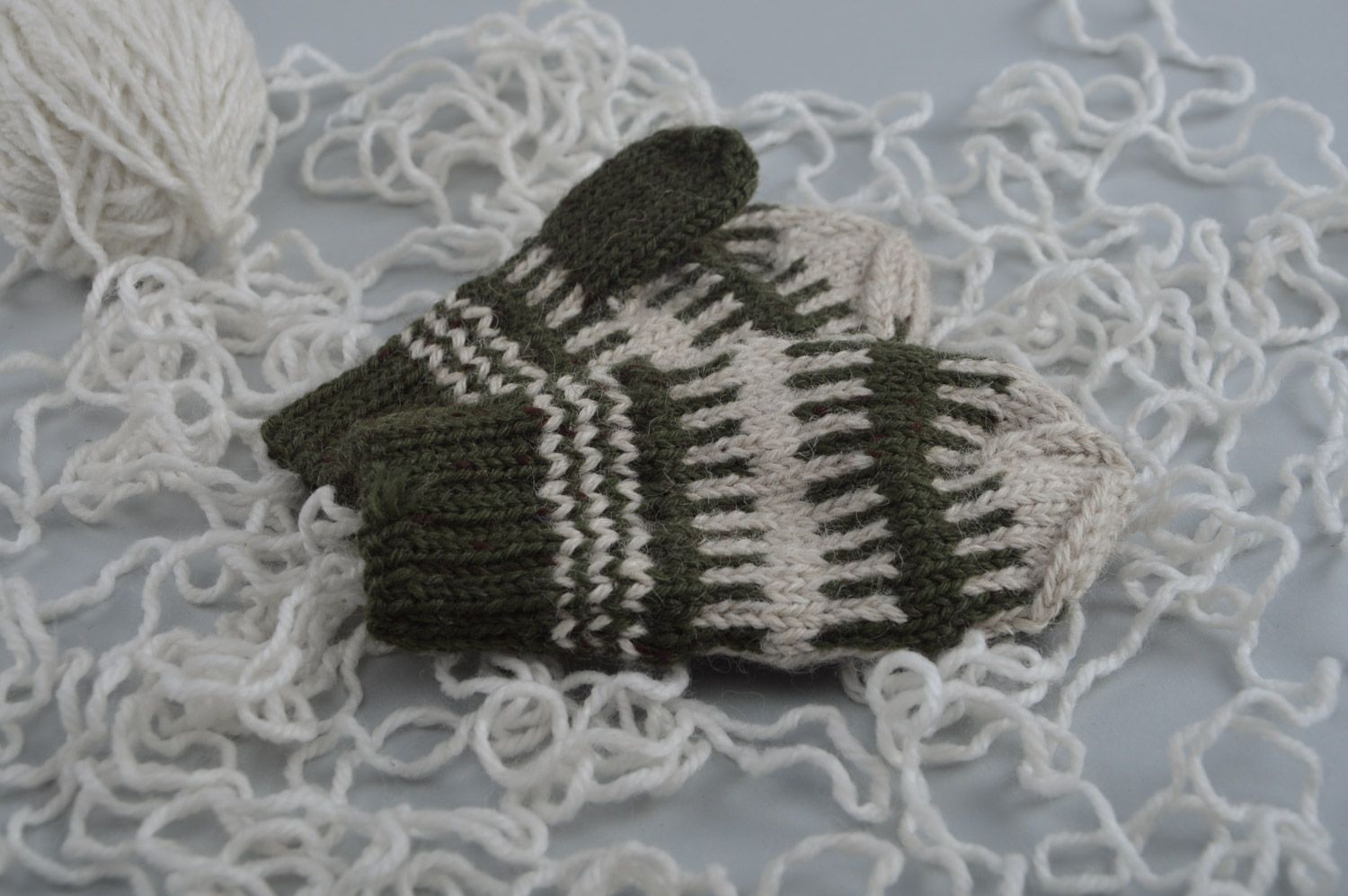 Moufles enfant vertes en laine tricotées manuellement avec ornement jacquard photo 1