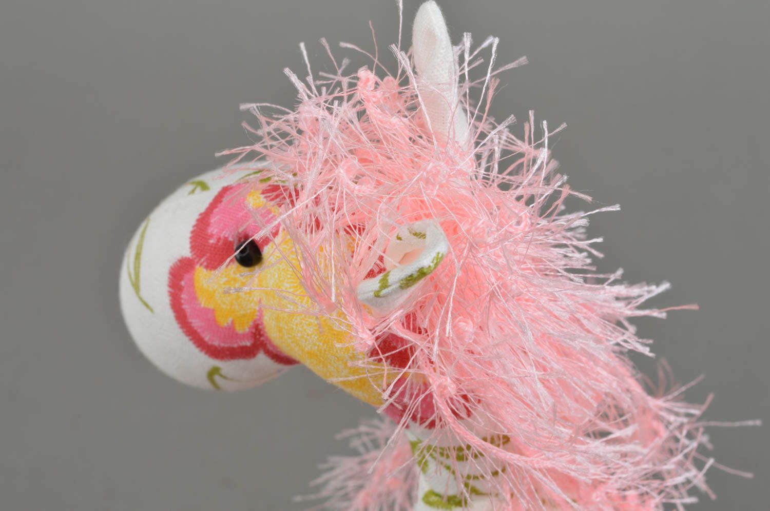 Мягкая игрушка лошадка из ситца и ниток с розовой гривой ручной работы для детей фото 3