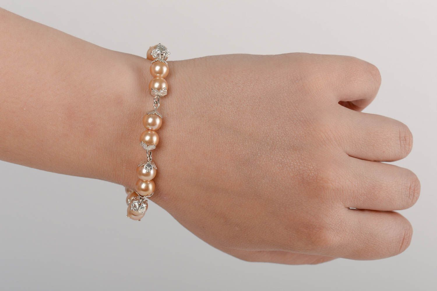 Bracelet beige perles céramiques chaîne métallique accessoire fait main  photo 5