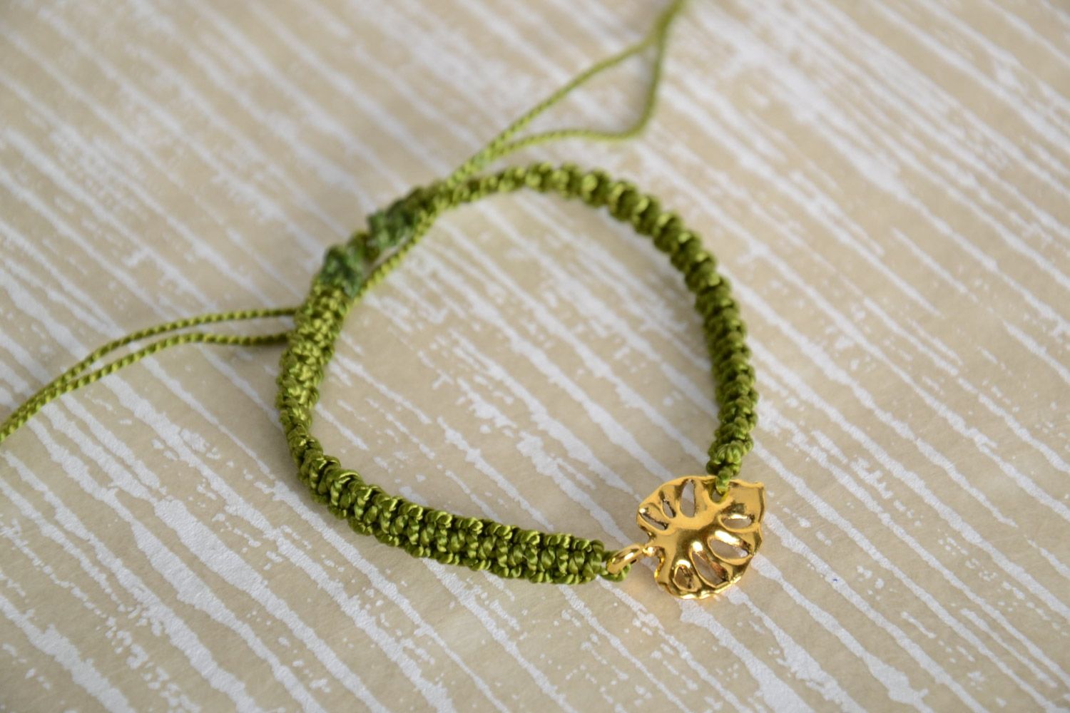 Bracelet en nylon étroit vert fait main original avec feuille métallique photo 1