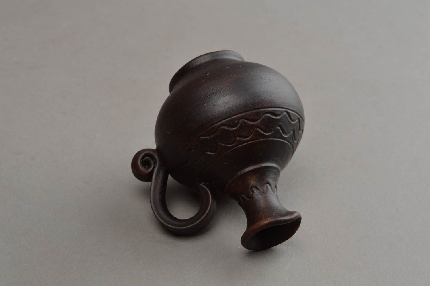 Vase décoratif fait main petit en céramique noir avec anse pour intérieur photo 4