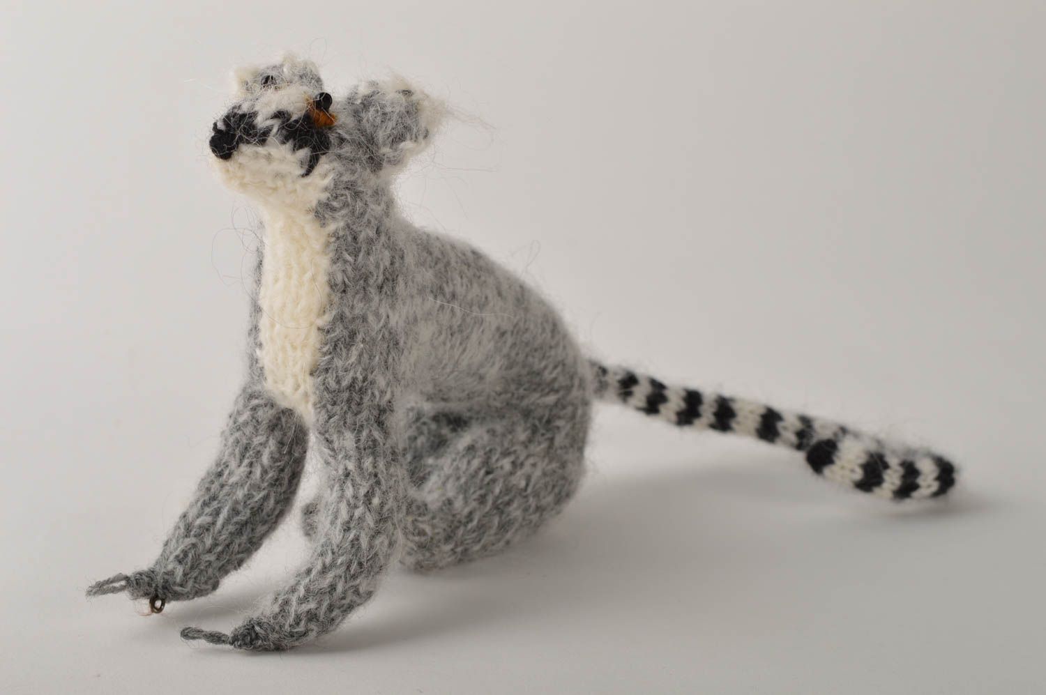 Peluche lémurien Jouet fait main gris tricoté en mohair Cadeau pour enfant photo 4