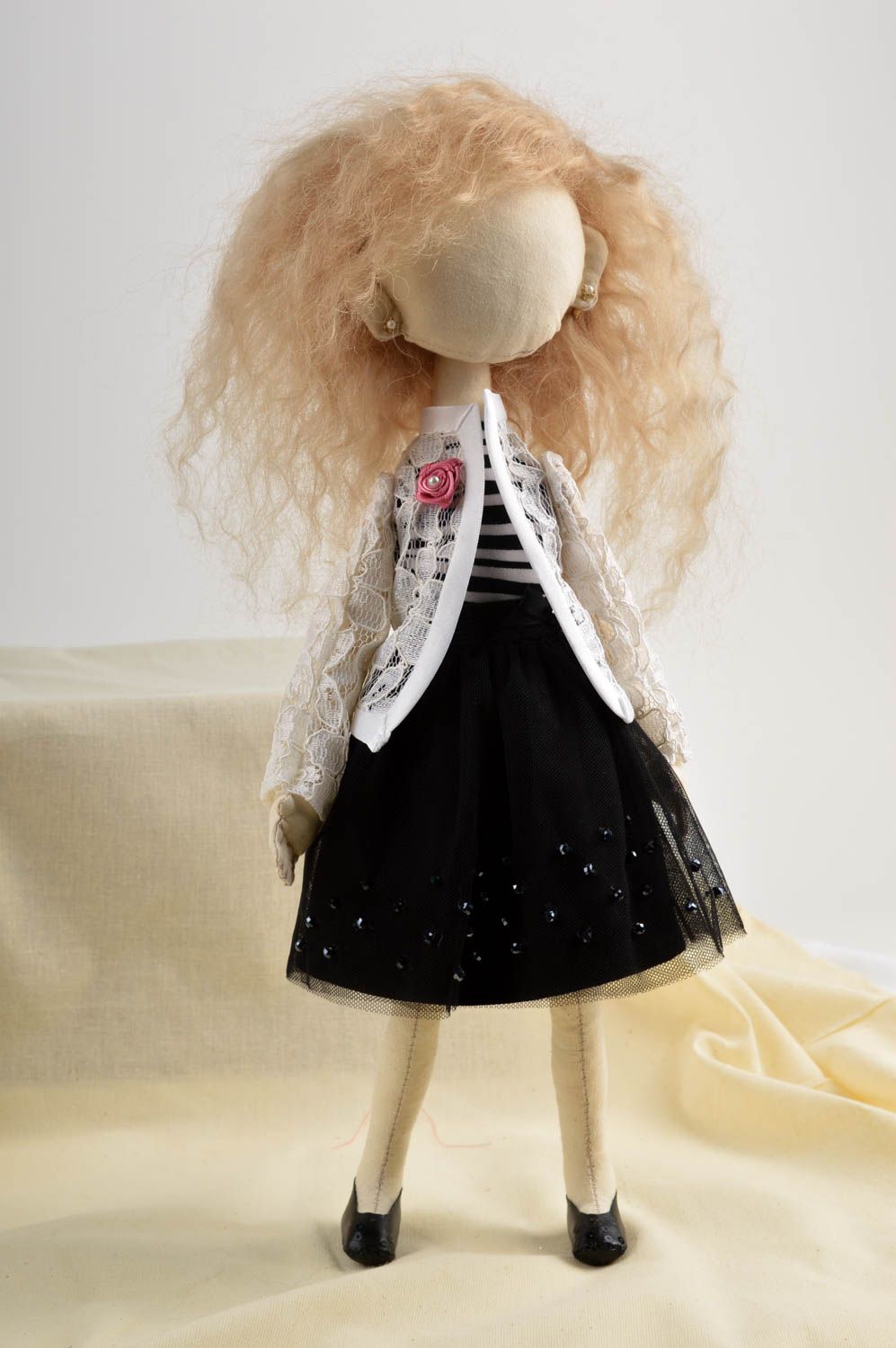 Кукла ручной работы мягкая кукла стильная оригинальная кукла из ткани эффектная фото 1