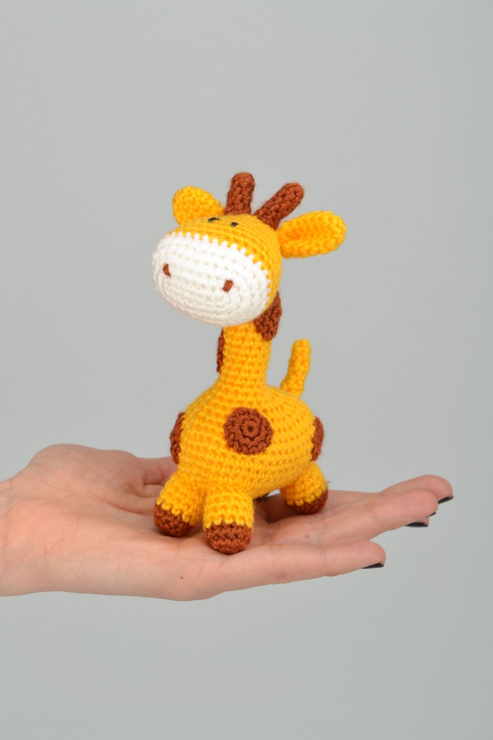 Маленькая игрушка жирафик вязаный фото 2