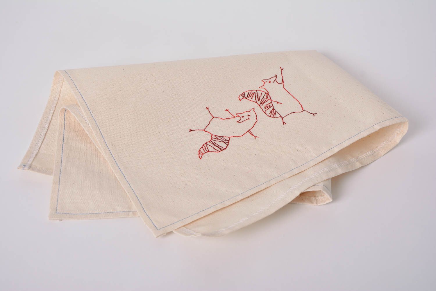 Тканевое полотенце на кухню из полульна с вышитыми лисичками ручной работы фото 4
