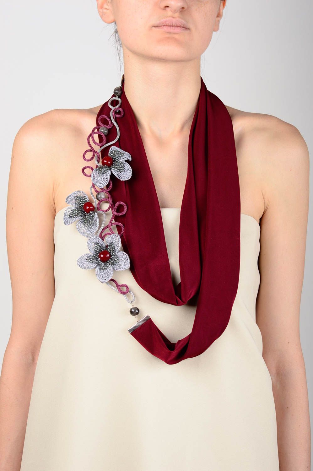 Écharpe rouge avec collier Écharpe faite main en tricotine Accessoire femme photo 5
