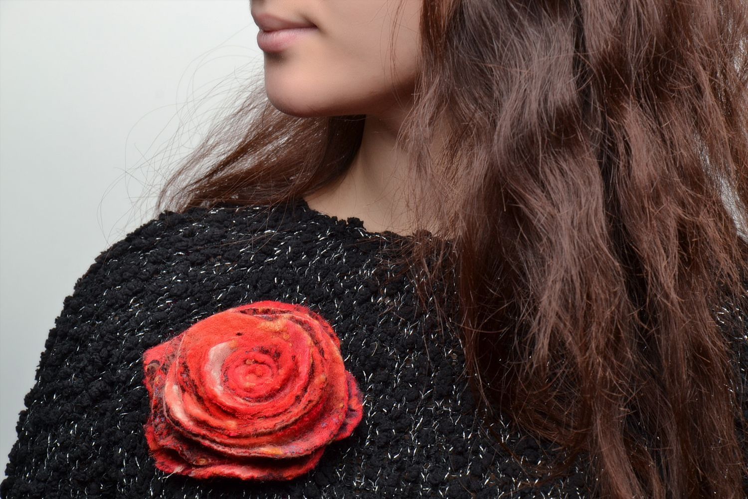 Broche en laine feutrée fleur rouge photo 2