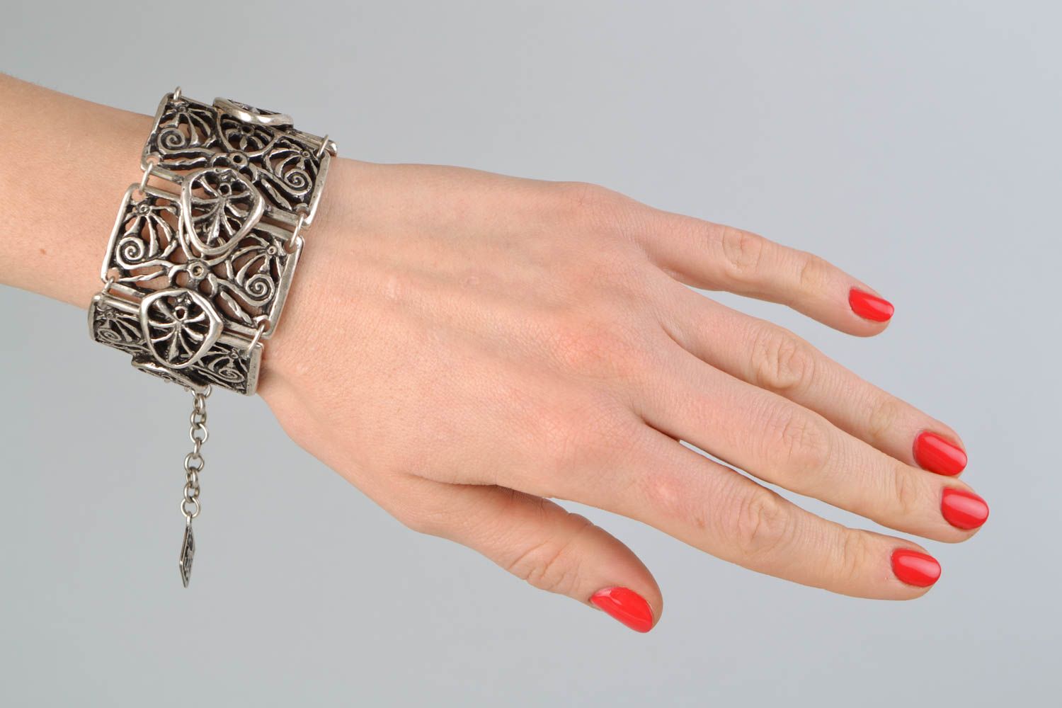 Bracelet en métal de style ethnique fait main au design de créateur pour femme photo 2