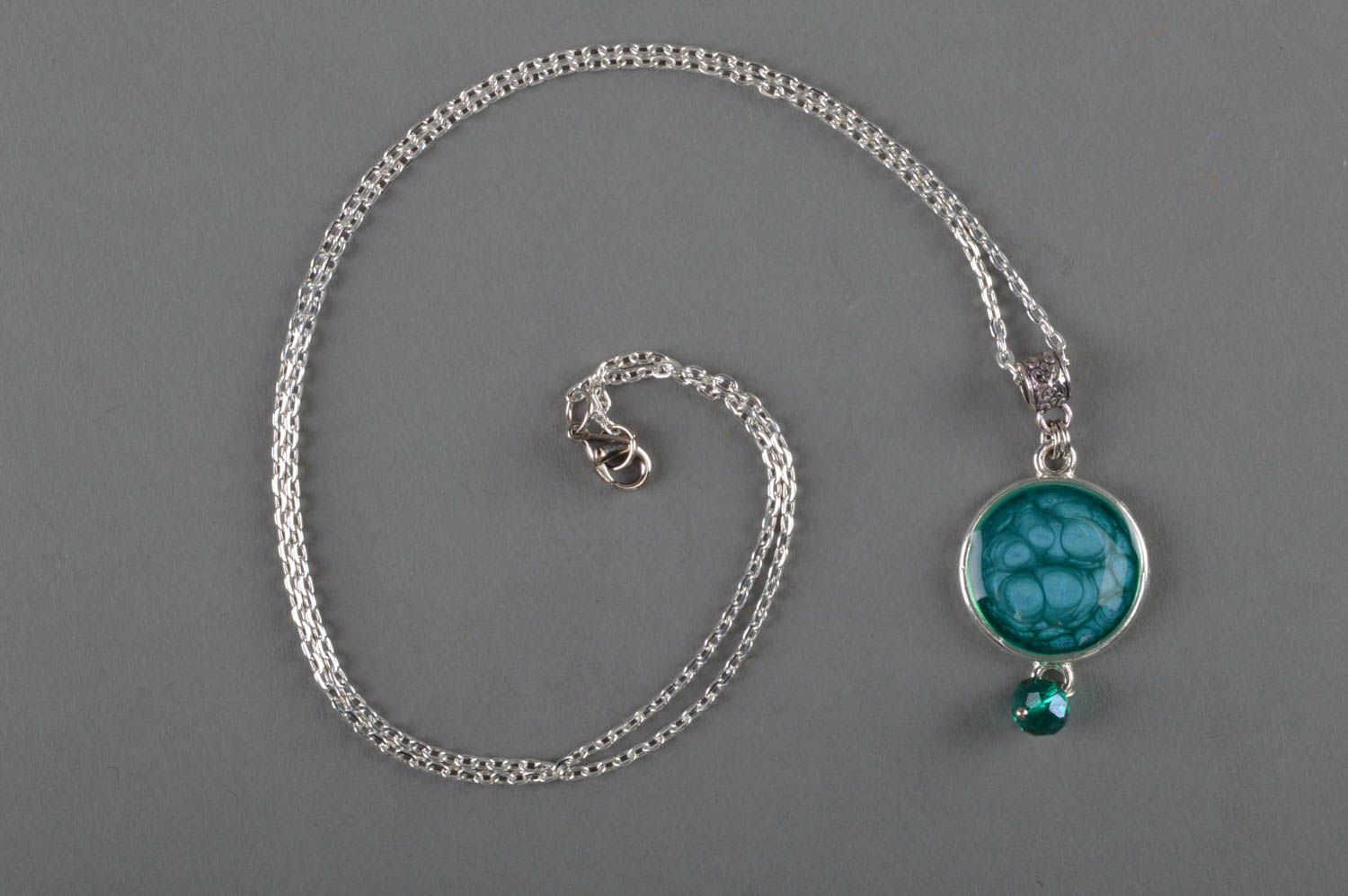 Pendentif rond turquoise technique serviettage avec perle fait main sur chaîne photo 1