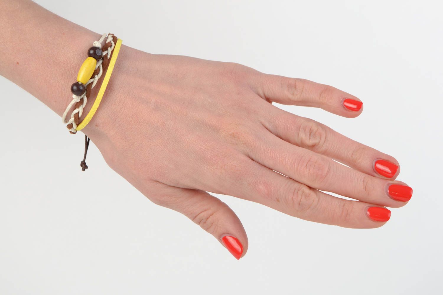 Bracelet en bois et coton fait main original pratique bijou pour femme photo 2