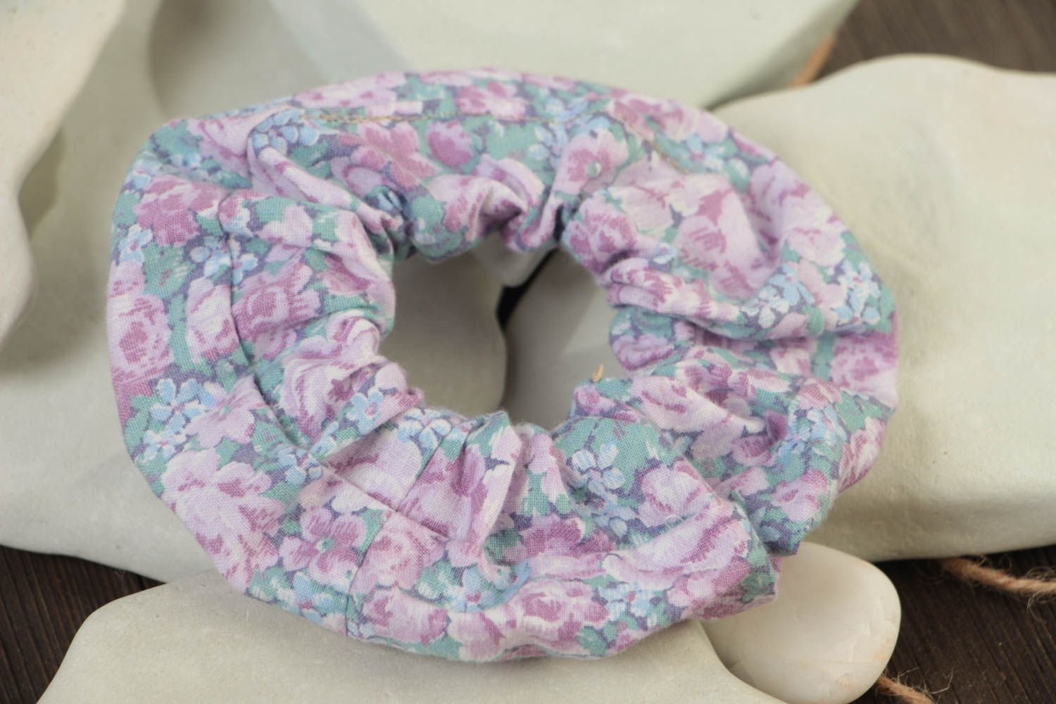 Élastique à cheveux lilas à motif floral fait main accessoire en coton photo 1