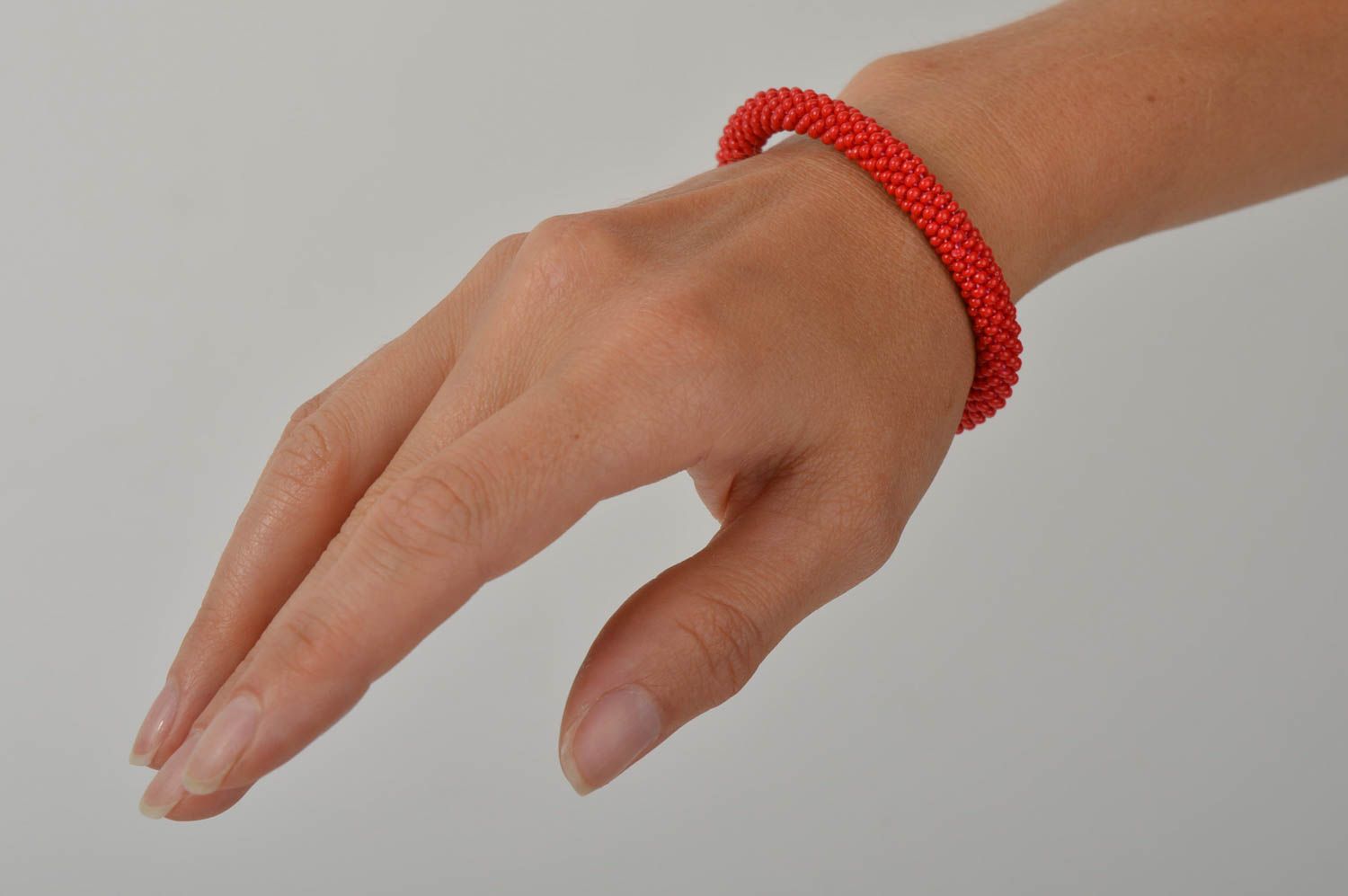 Bracelet rouge Bijou fait main tissé en perles de rocaille original Cadeau femme photo 1