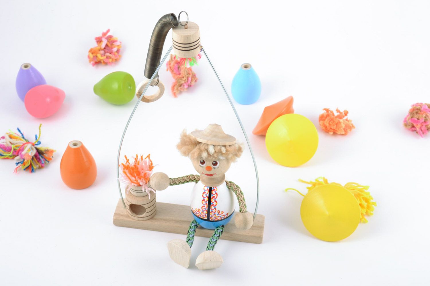 Деревянная игрушка мальчик на качелях с росписью ручной работы авторская фото 1