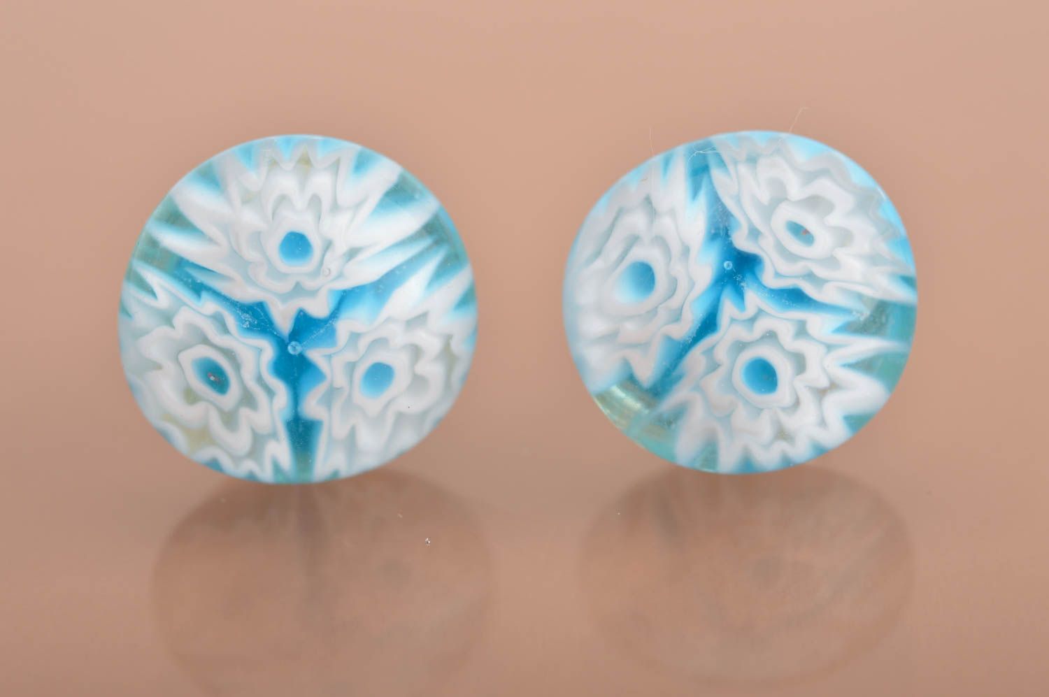 Boucles d'oreilles en verre faites main millefiori avec fermoir en argent bleues photo 2