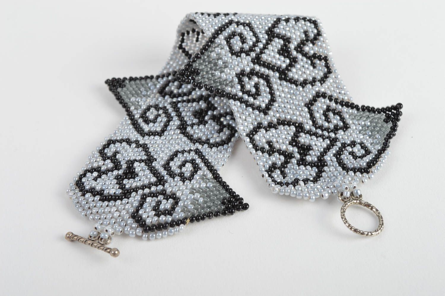 Bracelet en perles de rocaille tchèques large gris à motif noir fait main photo 5