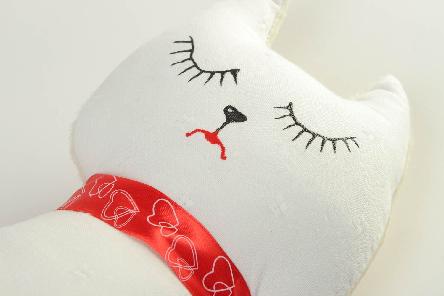 Игрушка подушка ручной работы детская игрушка кошка мягкая игрушка белая фото 3