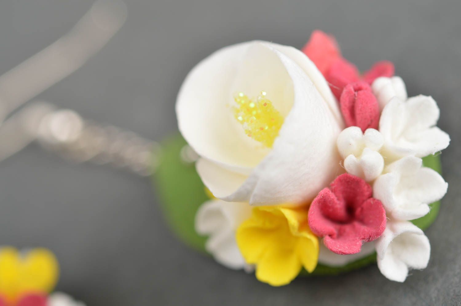 Pendientes con flores de arcilla polimérica originales artesanales multicolores foto 4