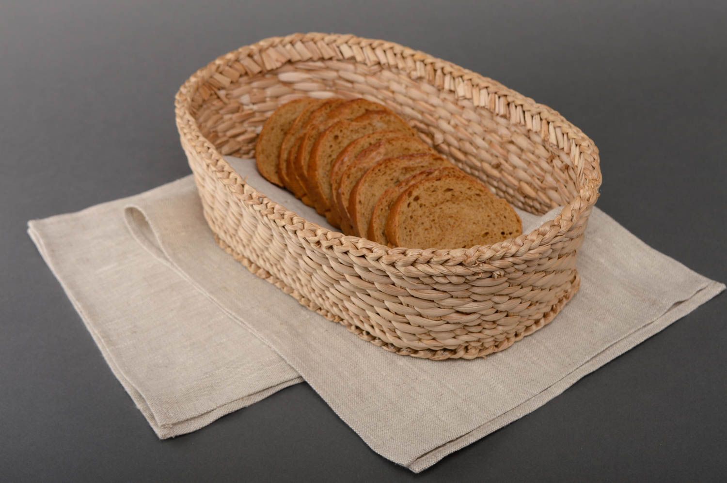 Geflochtener Brotkorb handmade aus Rohrkolben  foto 1