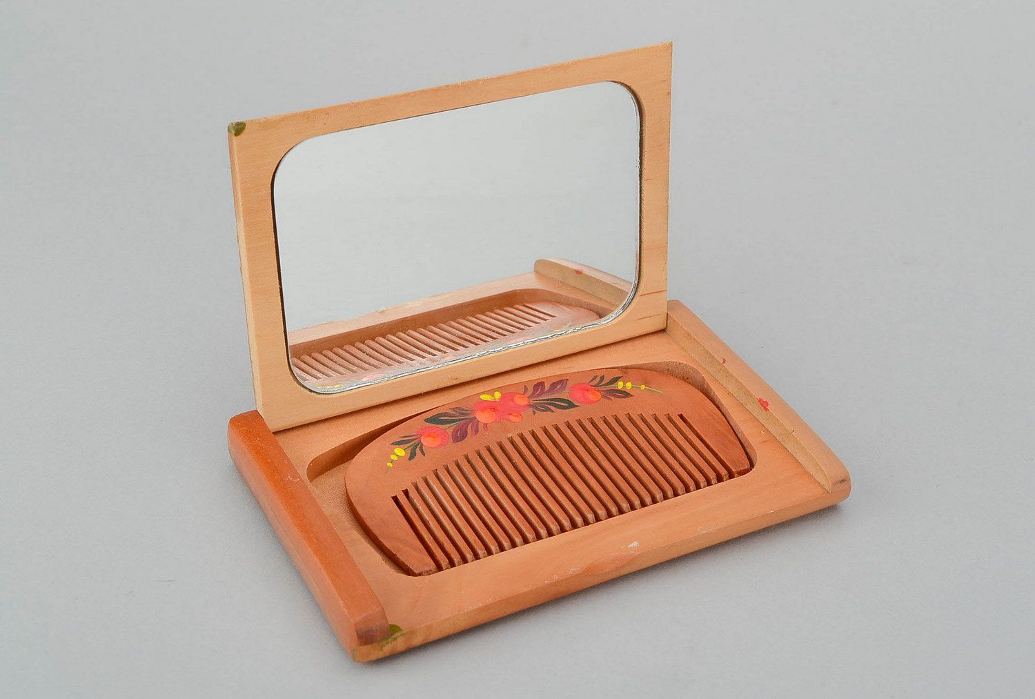 Set aus Holz: Taschenspiegel mit einem Haarkamm  foto 1