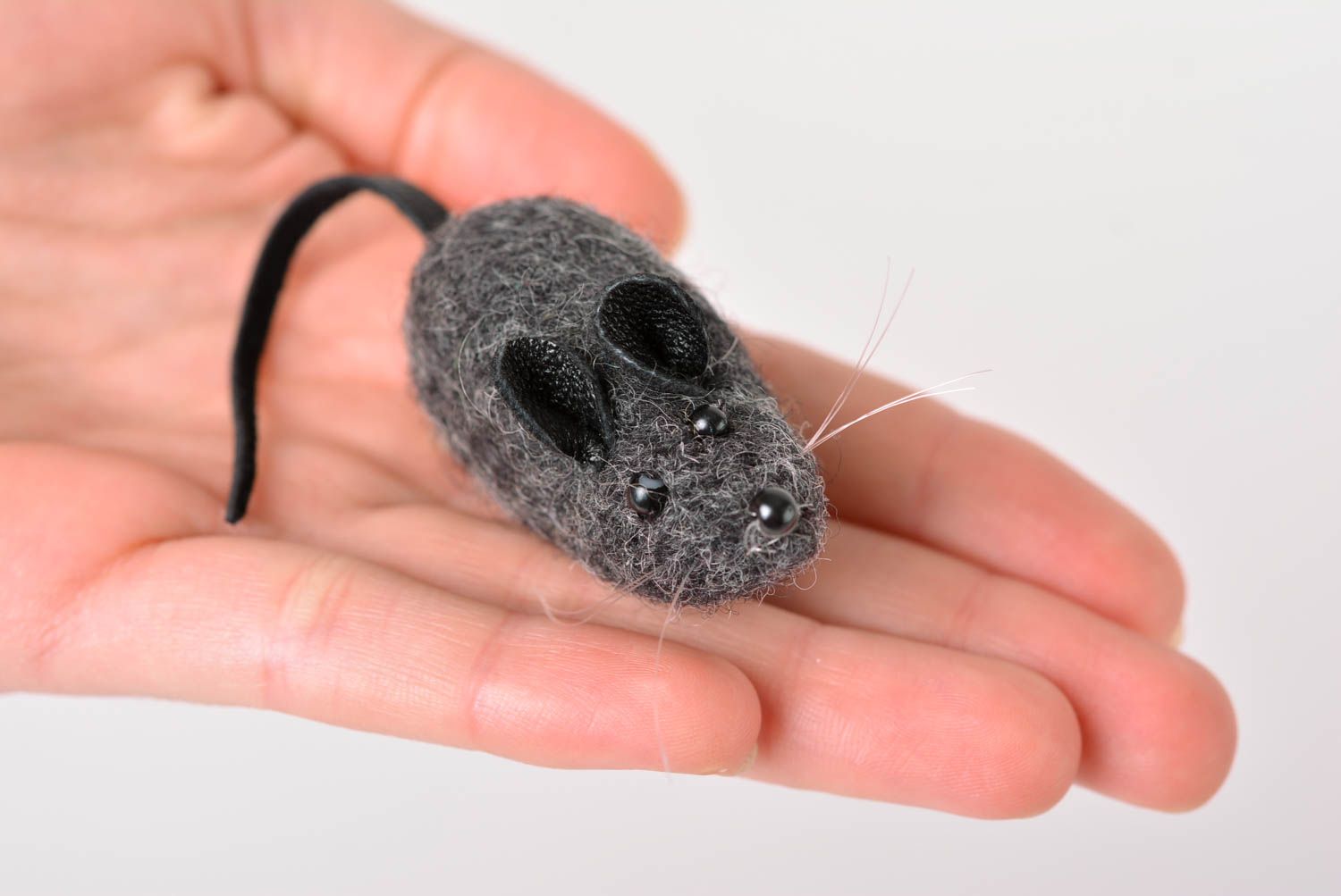 Игрушка из шерсти ручной работы мышка валяная игрушка серая мягкая игрушка фото 2