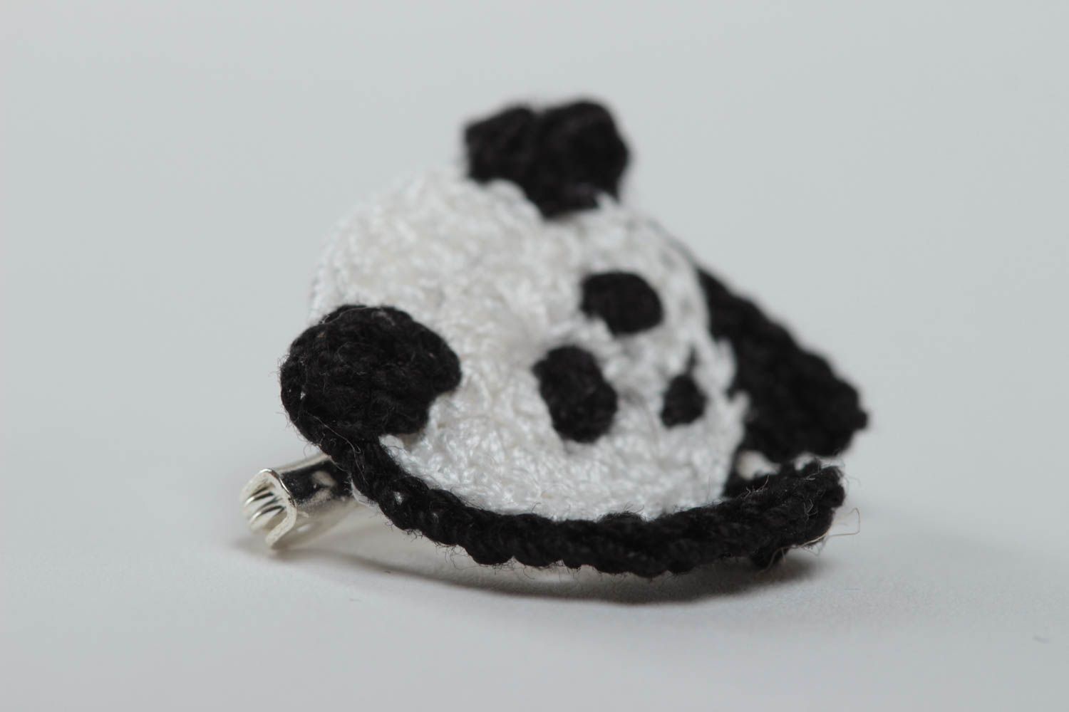 Брошь из хлопка вязаная крючком маленькая детская ручной работы в виде панды фото 3