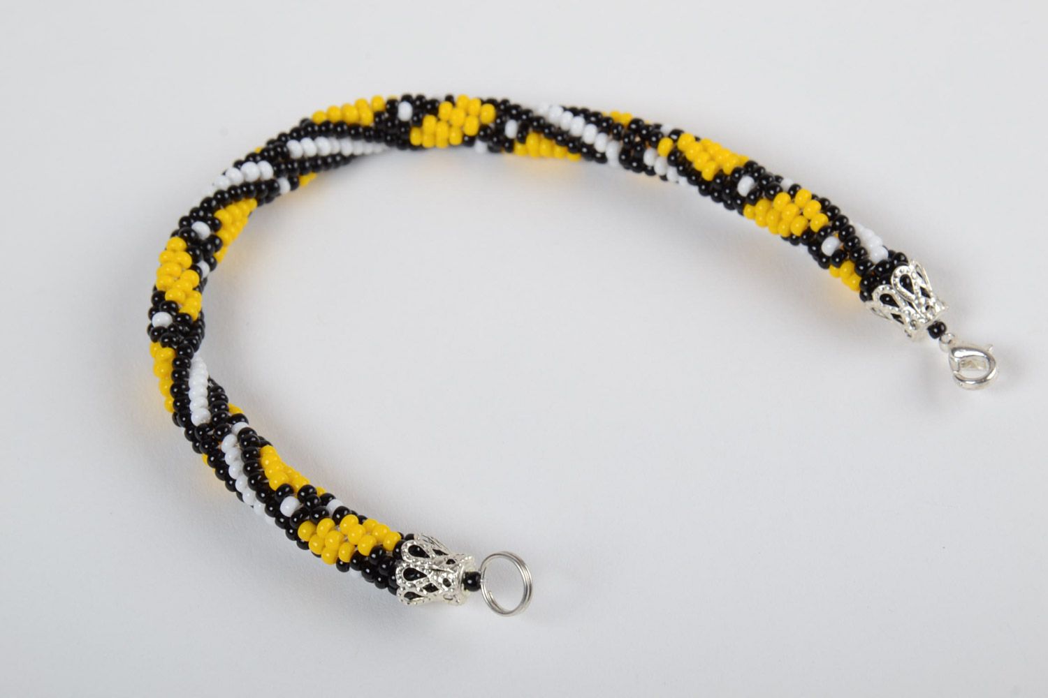Контрастный наручный браслет из бисера в форме жгута ручной работы желтый с черным фото 4