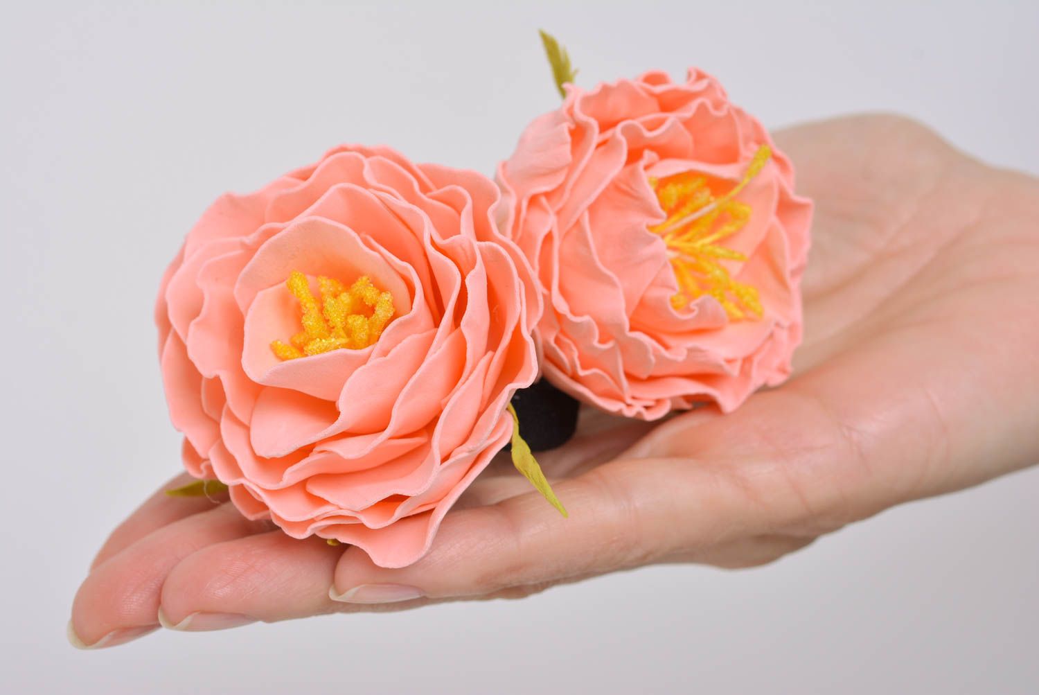 Красивая розовая резинка для волос с цветком из пластичной замши ручной работы фото 5