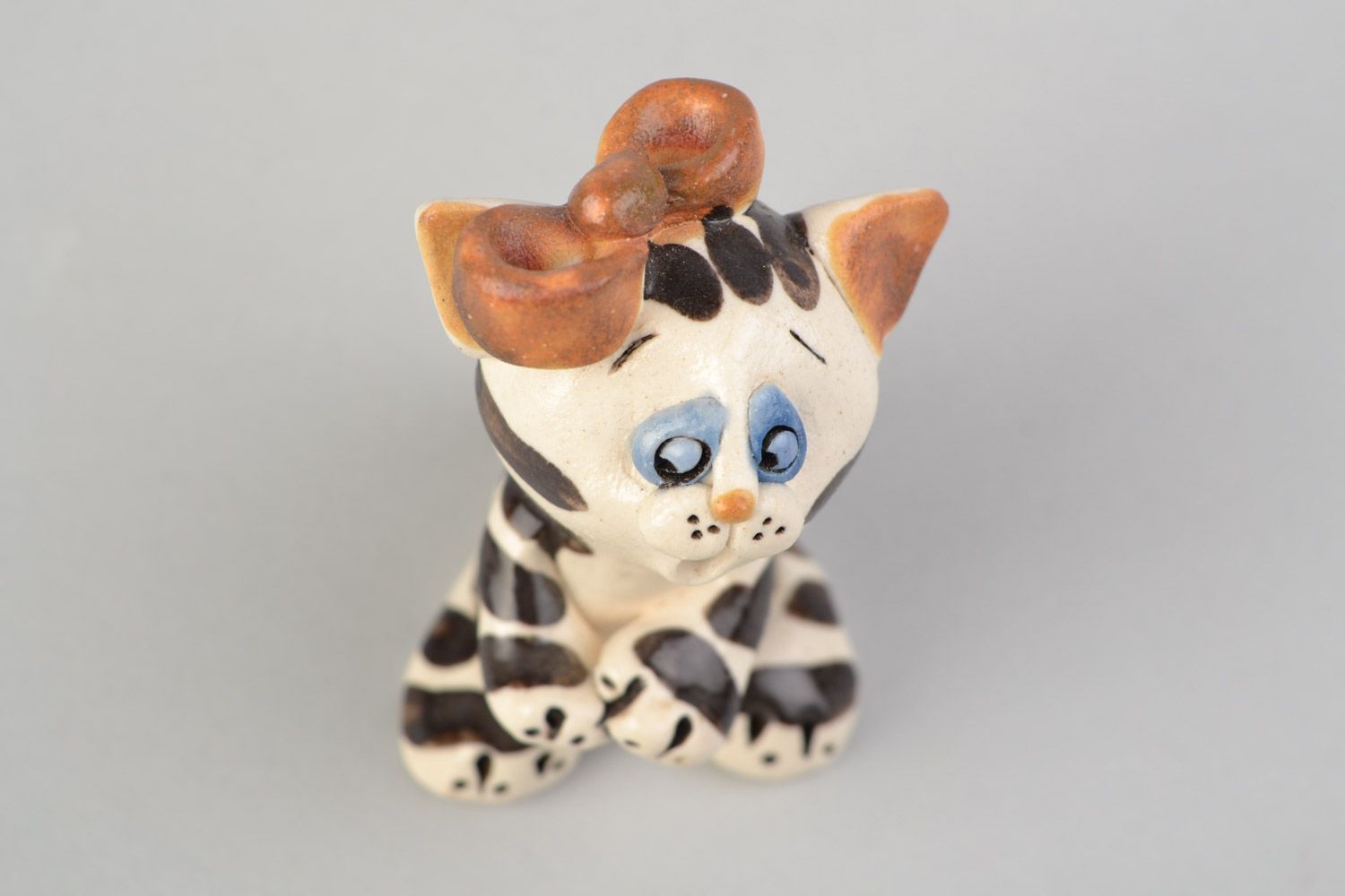 Handmade ceramic painted figurine cat with bow for interior decor photo 3
