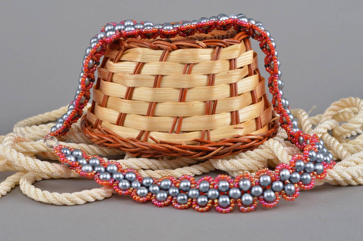 Künstlerisches Collier aus Glasperlen und Perlen stilvoll Rot mit Metalik foto 1