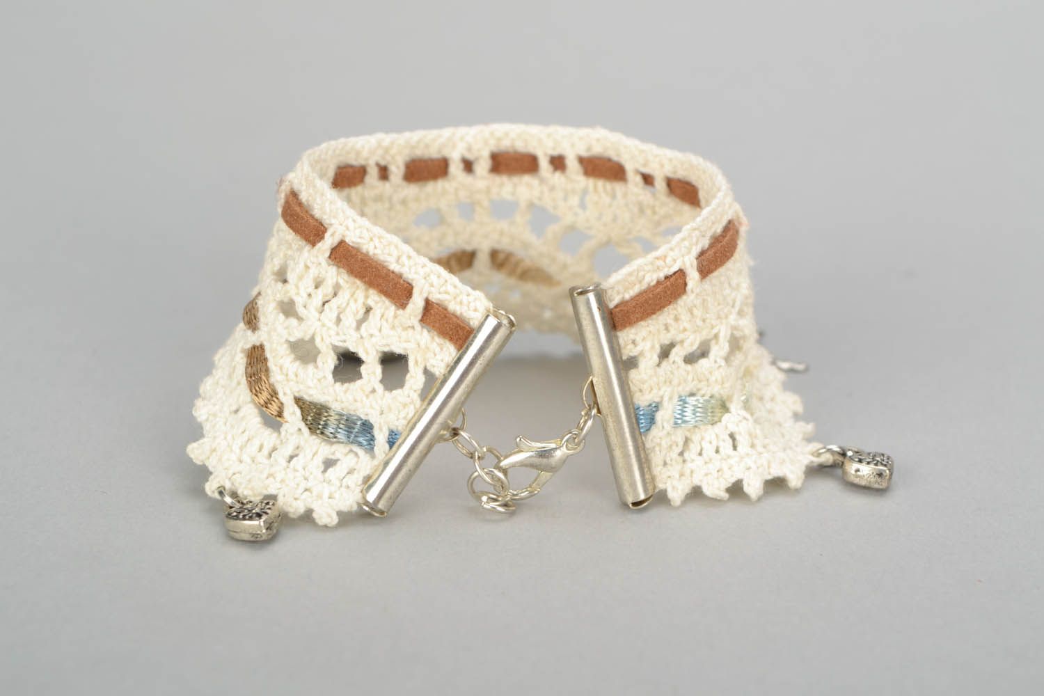 Pulseira em croché com pingentes bracelete feminino artesanal  foto 5