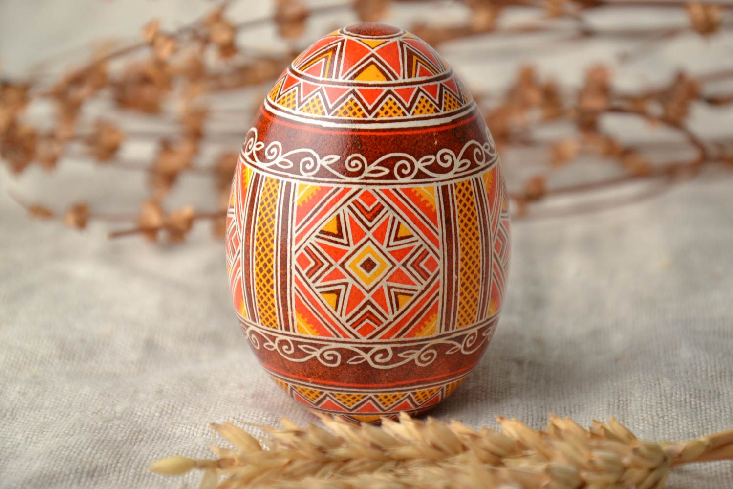 Oeuf de Pâques peint à l'aniline fait main pysanka aux motifs traditionnels photo 1