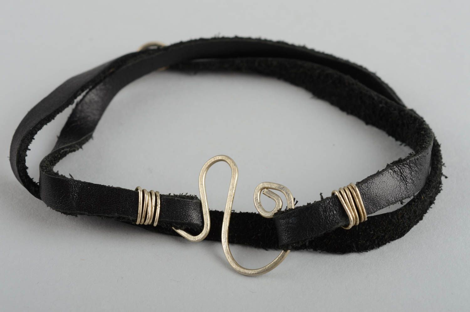 Bracelet en cuir Bijoux fait main noir Accessoire femme original métal cadeau photo 2