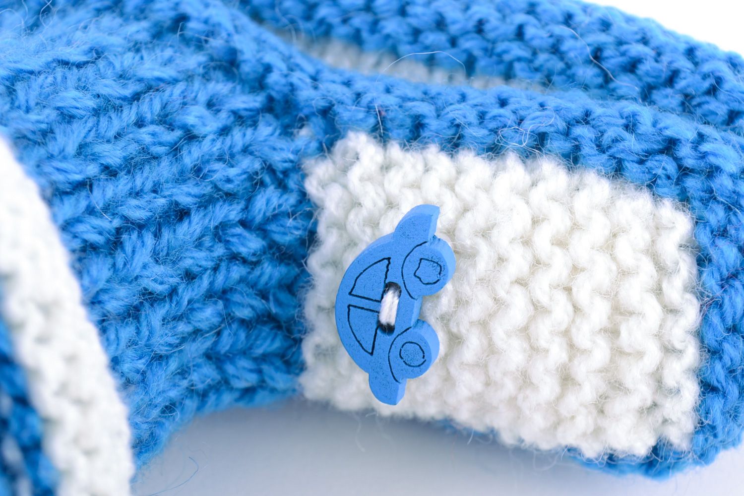 Handgemachte gestrickte schöne warme Babyschuhe aus Naturwolle in Weiß und Blau foto 4