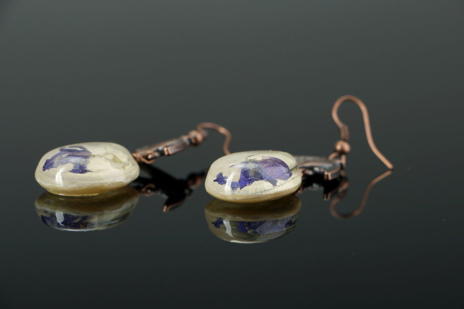 Handgemachte Ohrringe aus Epoxidharz mit echten Blumen foto 2