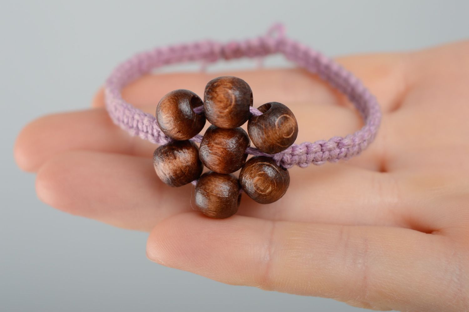 Bracelet en macramé fin rose avec perles de bois fait main pour femme Fleur photo 3