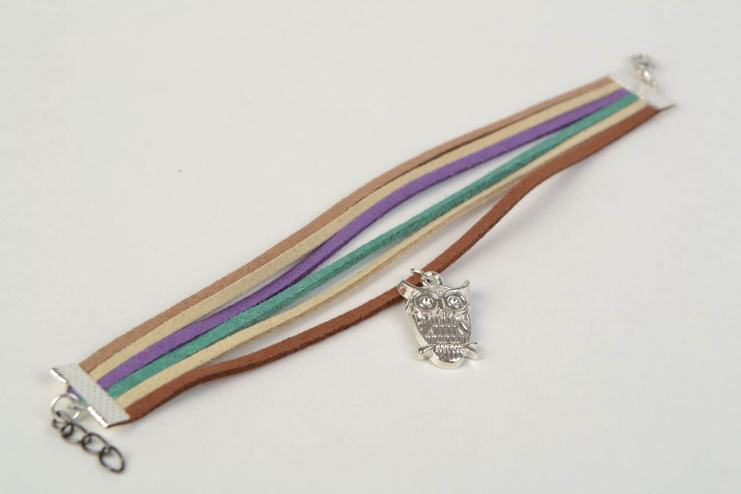 Браслет из замшевого шнура с подвеской совушкой разноцветный ручной работы фото 5