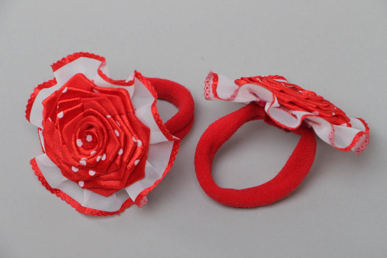 Deux élastiques cheveux en rubans de satin avec fleurs roses rouges originaux photo 3