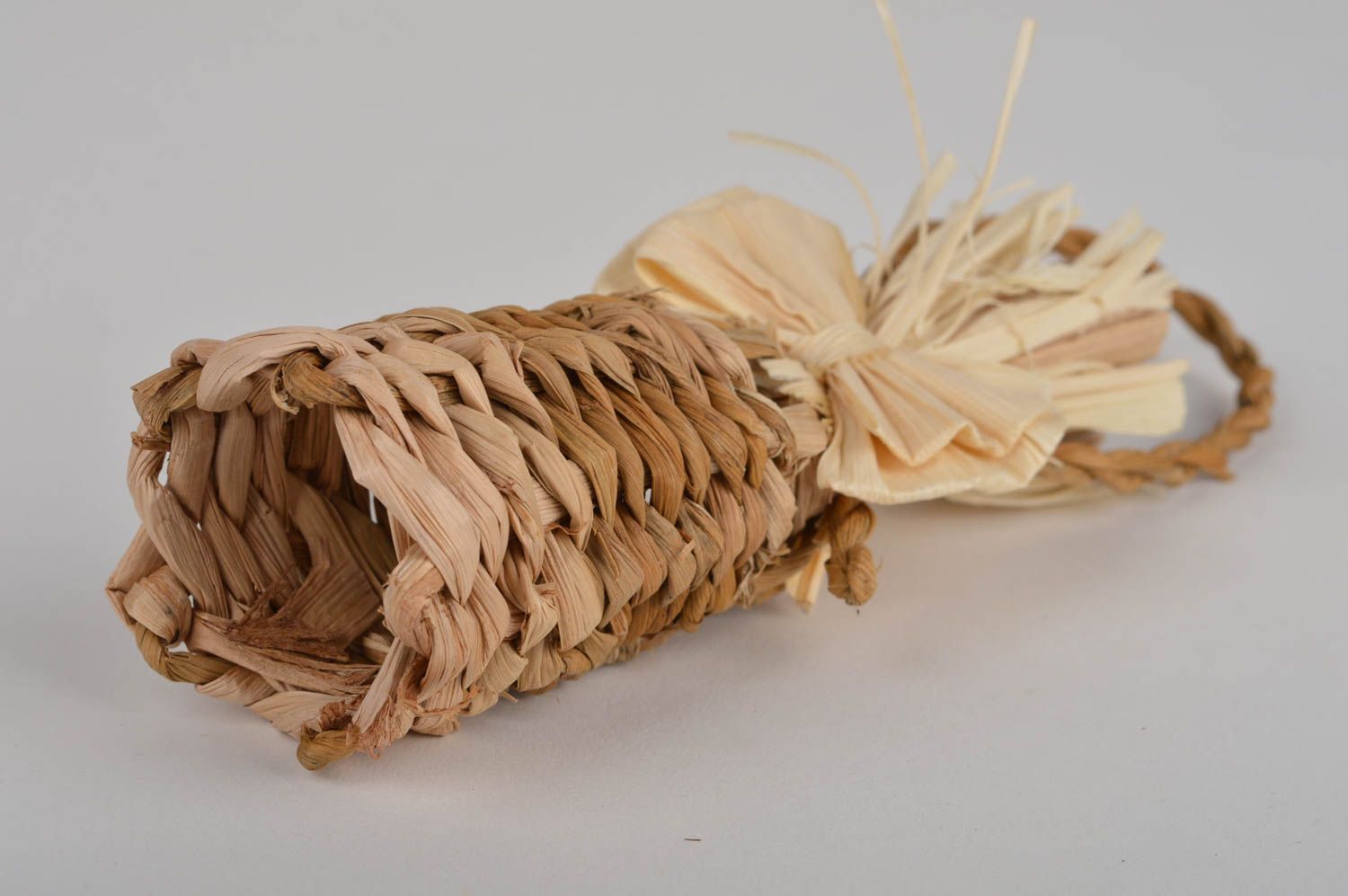 Декоративная подвеска в виде колокольчика из листьев кукурузы ручной работы фото 3