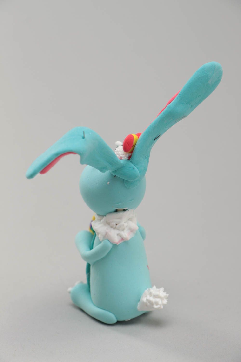 Статуэтка из полимерной глины ручной работы в виде забавного голубого кролика фото 3