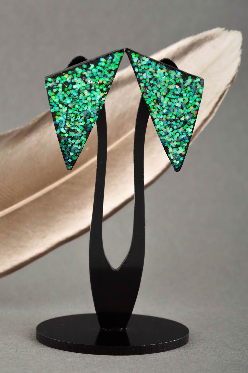 Grüne Ohrringe Dreicke handmade Designer Schmuck Accessoire für Frauen foto 1